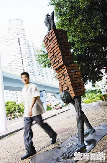 足浴美女惊现街头，瞬间引发围观潮，网友热议：她的魅力究竟来自哪里？